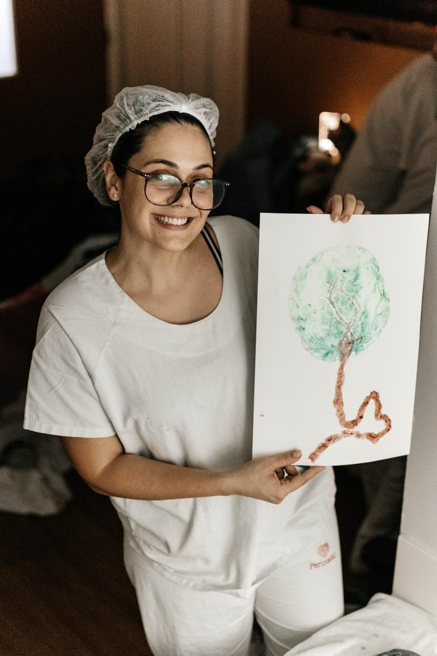 Enfermeira da Kaya com desenho da árvore